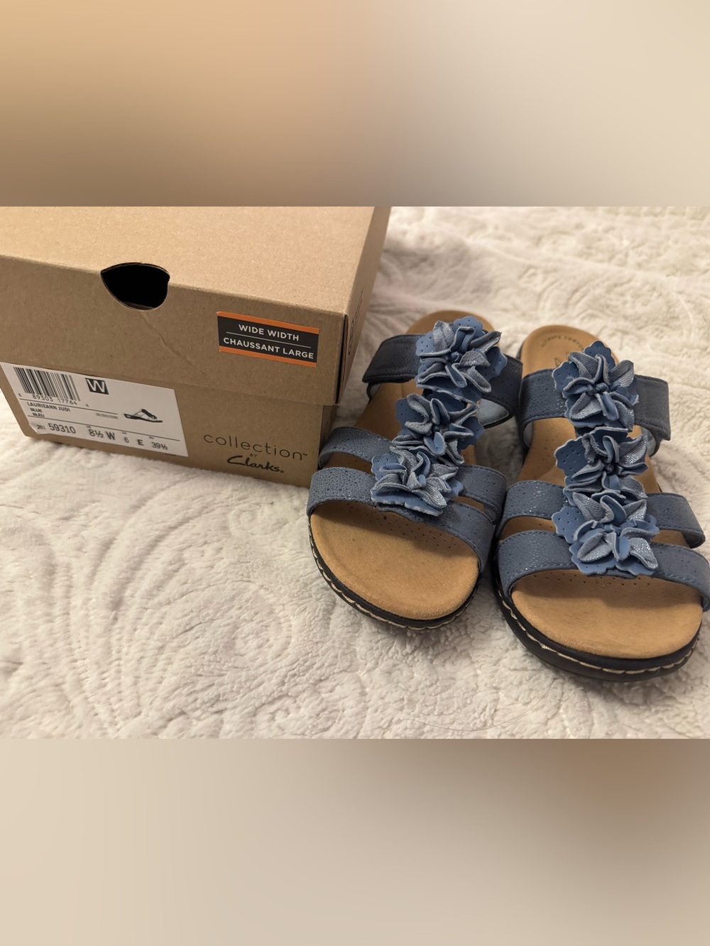 Clarks Womens Blue Floral Strap Wide-Width Sandals